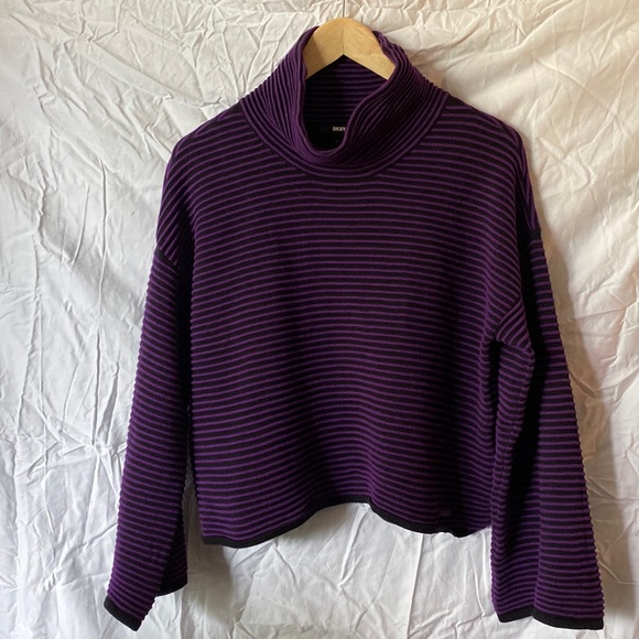 Super cute DKNY cropped sweater size M. Black and purple horizontal stripes. - Picture 4 of 6